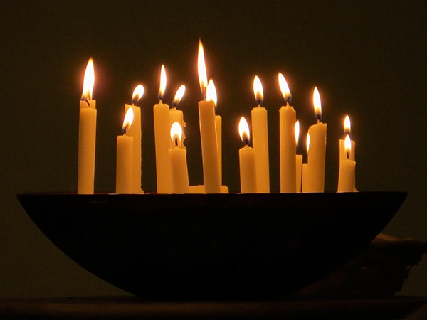 Picture of a bowl of lit candles.