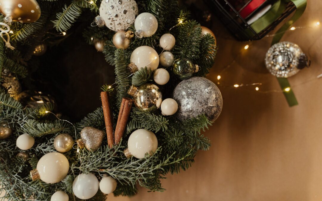 Picture of an evergreen wreath with white decorations